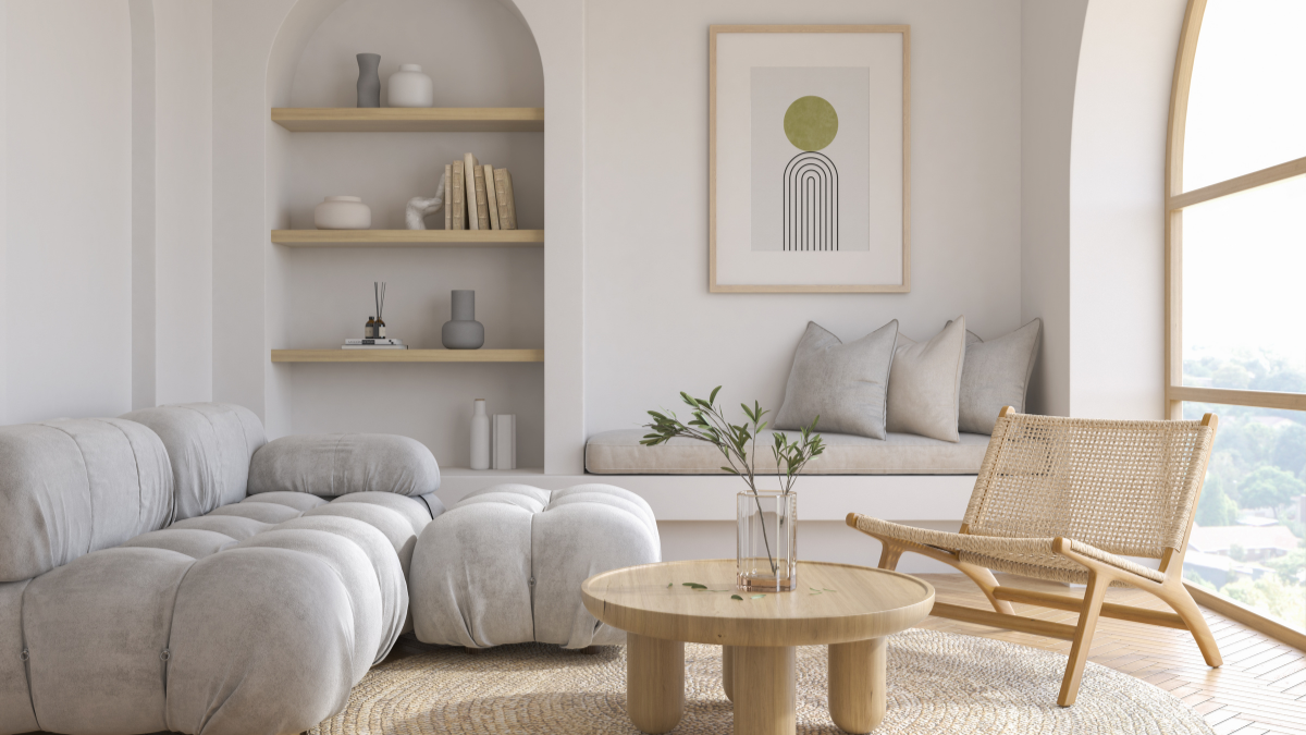 Salon urządzony w stylu japandi z jasną sofą, naturalnymi materiałami i minimalistycznymi dodatkami.