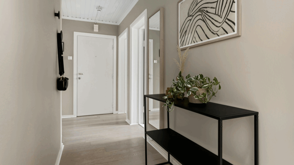 nowoczesna aranżacja małego wąskiego przedpokoju