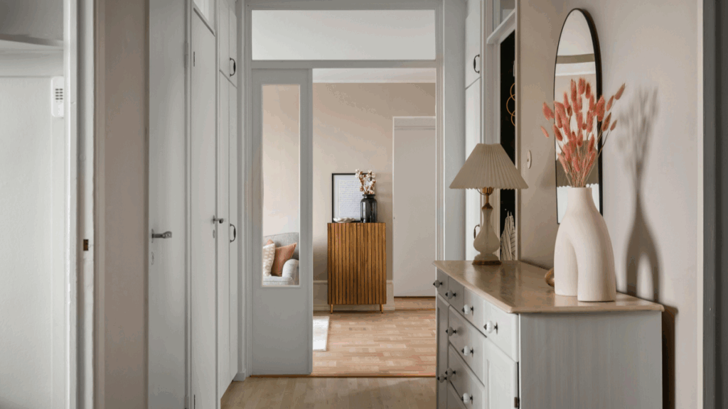 mały wąski przedpokój