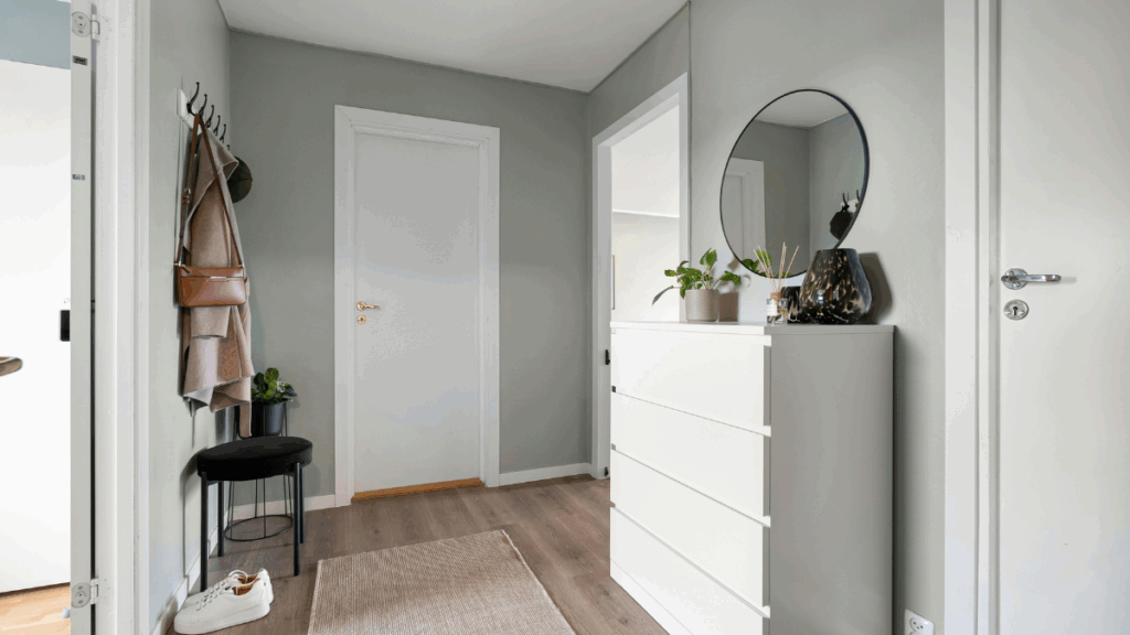 mały wąski przedpokój w bloku