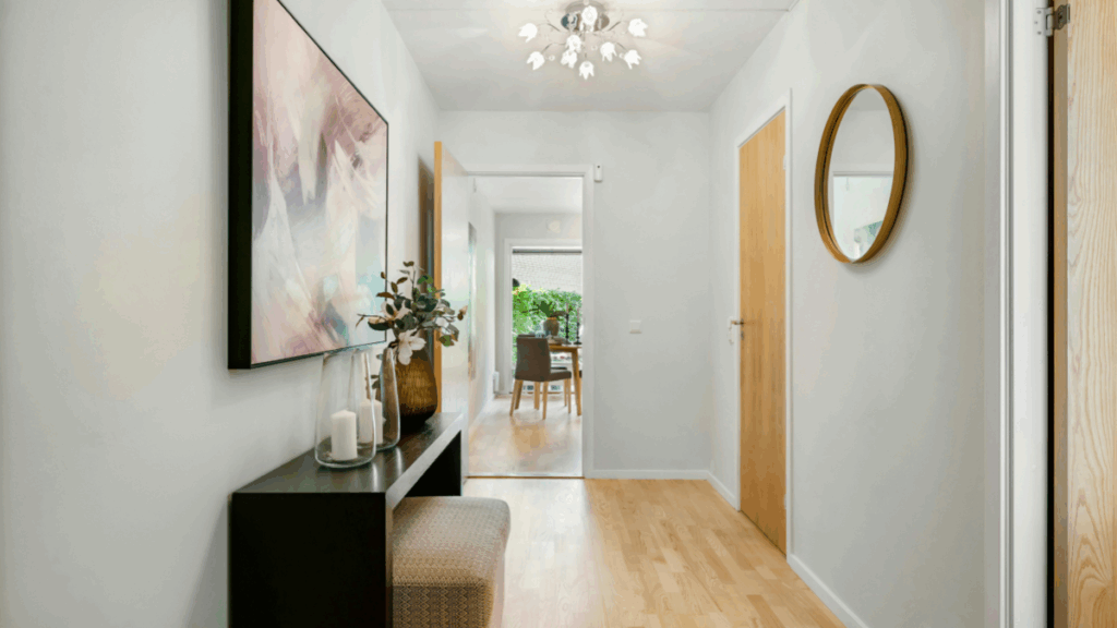 mały wąski przedpokój z lustrem i dekoracjami