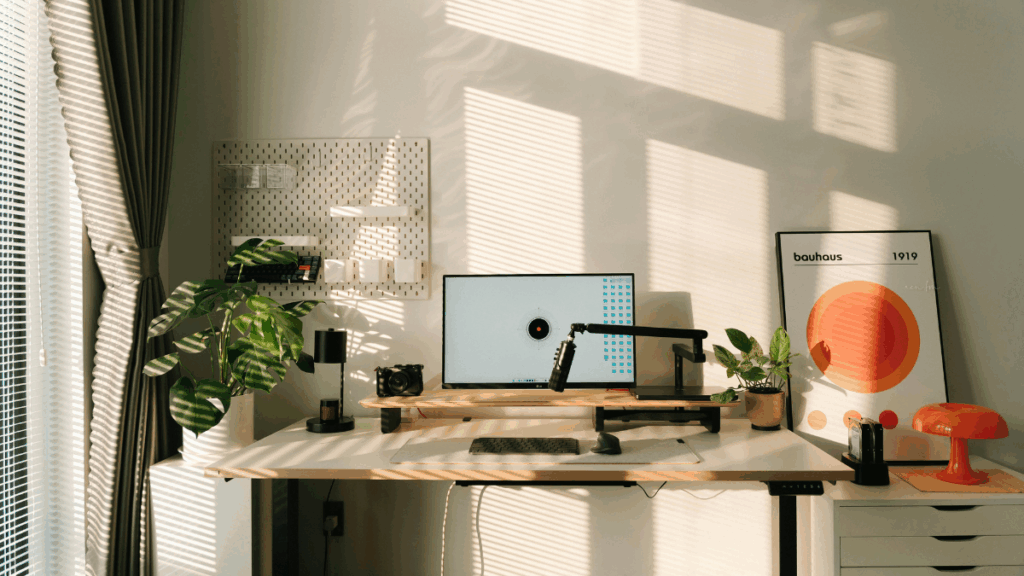 minimalistyczne domowe biuro z roślinami