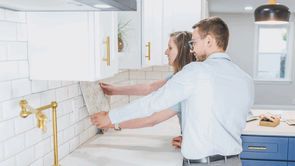 Para podczas remontu mieszkania wybiera płytki kuchenne do nowej aranżacji