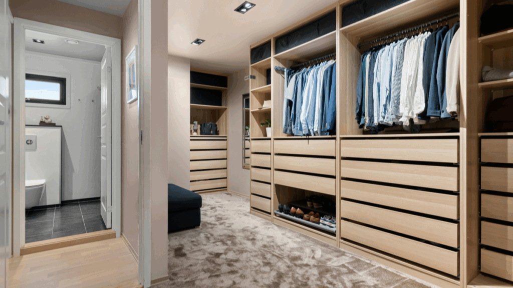 Nowoczesna garderoba na poddaszu z zabudową drewnianą, szufladami i miejscem na ubrania