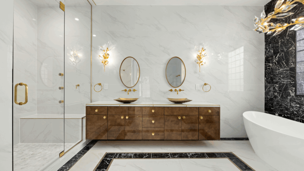 Nowoczesna łazienka glamour z marmurem i złotymi dodatkami