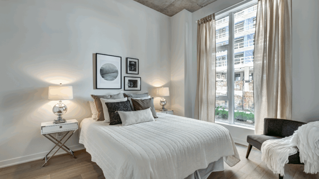 Elegancka sypialnia w stylu glamour z jasnym wystrojem wnętrza