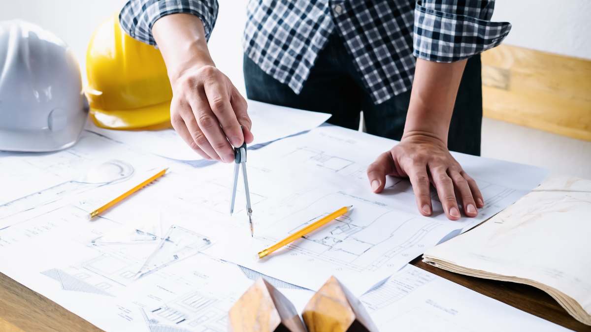 Planowanie remontu mieszkania - architekt analizujący rysunki techniczne