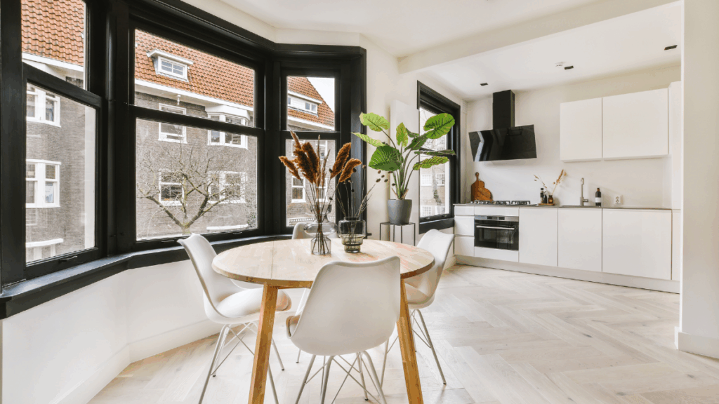 Jasny salon z aneksem kuchennym i dużymi oknami