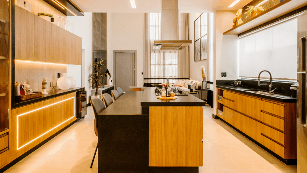 Kaszmirowa kuchnia z wyspą i eleganckim połączeniem drewna oraz czerni