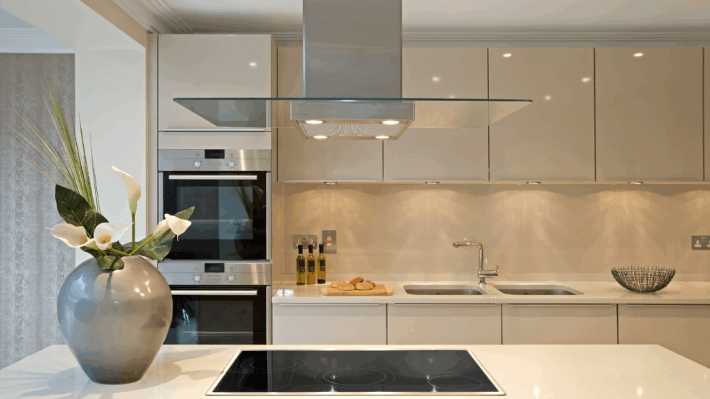 Nowoczesna kaszmirowa kuchnia z wyspą i zabudową w wysokim połysku