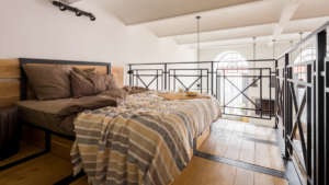 Antresola w domu z sypialnią na półpiętrze