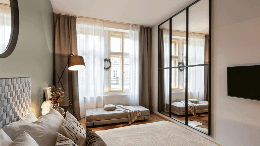 Stylowa sypialnia w mieszkaniu inwestycyjnym