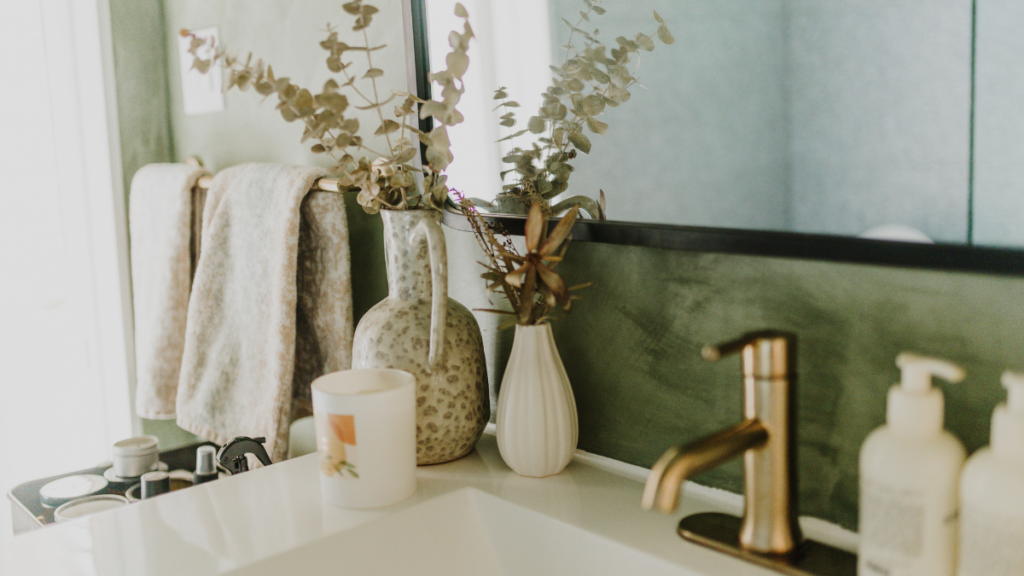 Stylowa łazienka z umywalką przy lustrze.