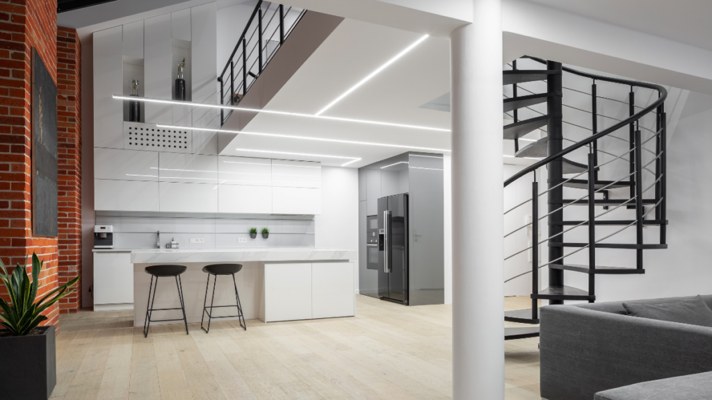 Antresola w domu z nowoczesnym salonem i kuchnią