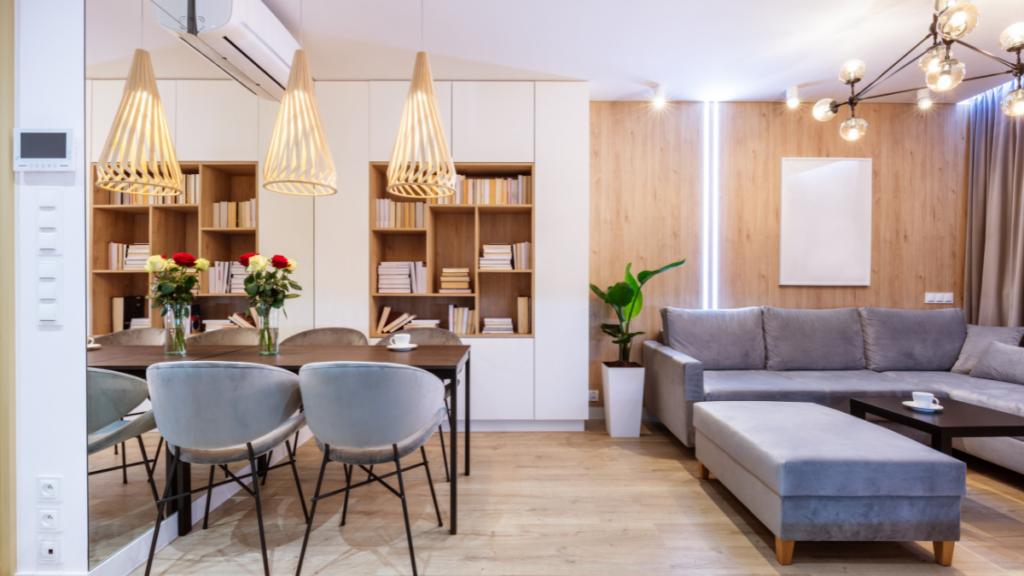 Salon w mieszkaniu na wynajem z jadalnią i biblioteczką