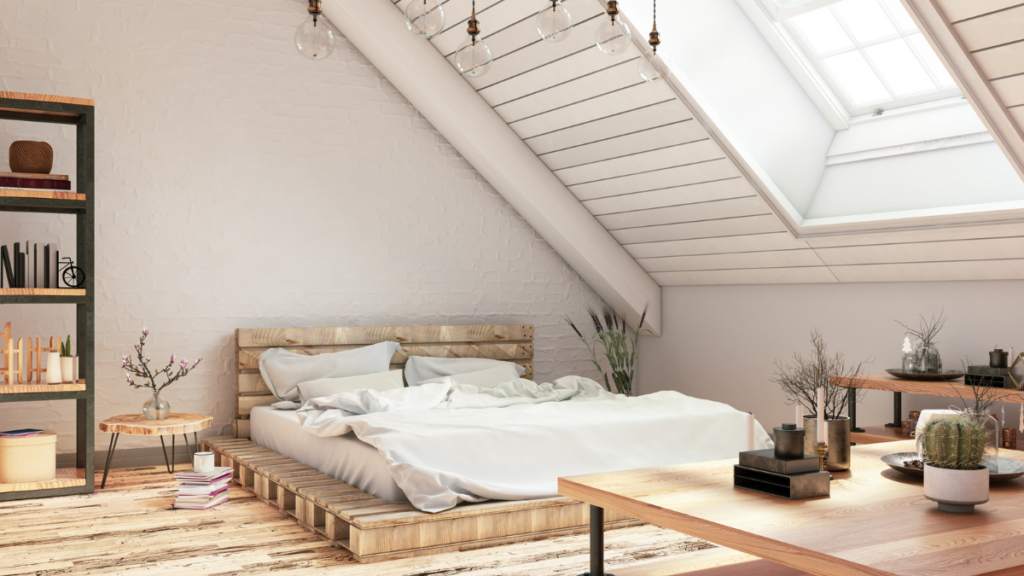 Sypialnia na poddaszu ze skosami, wnętrze z drewnianym wykończeniem