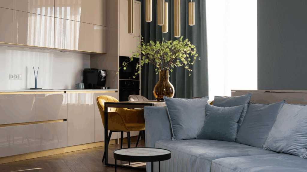 Stylowe nowoczesne wnętrze salonu z aneksem kuchennym