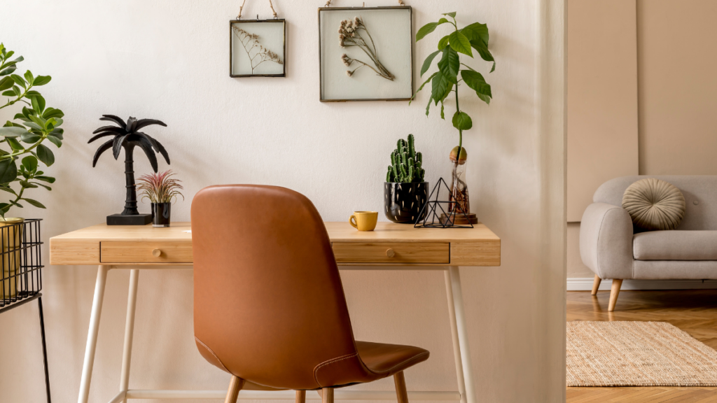 Domowe biuro z drewnianym biurkiem, roślinami i wygodnym krzesłem