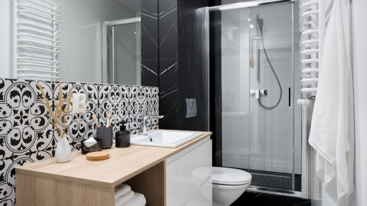 Łazienka z drewnianym blatem i umywalką