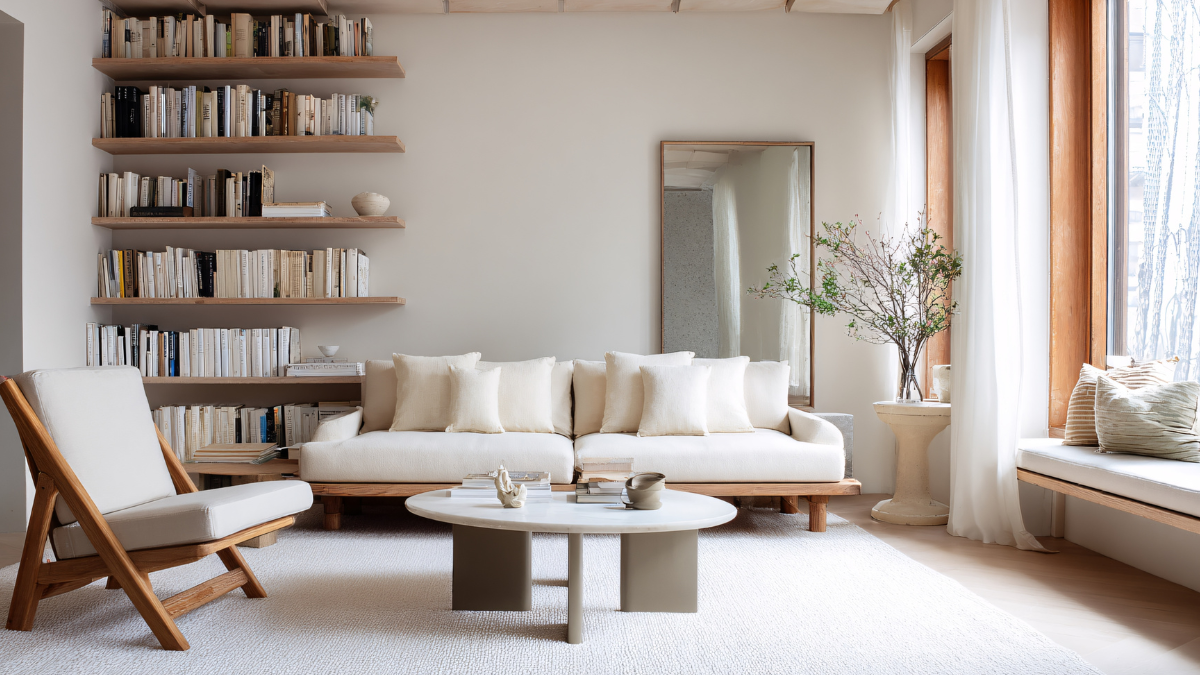 Salon w stylu skandynawskim z jasną sofą i naturalnymi materiałami