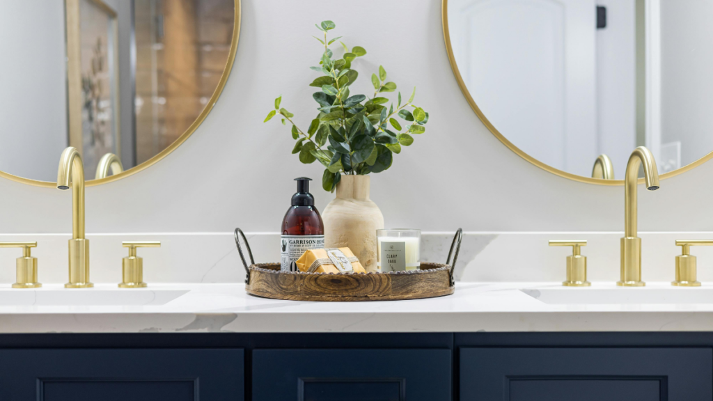 Elegancka łazienka z dwiema umywalkami i złotymi bateriami