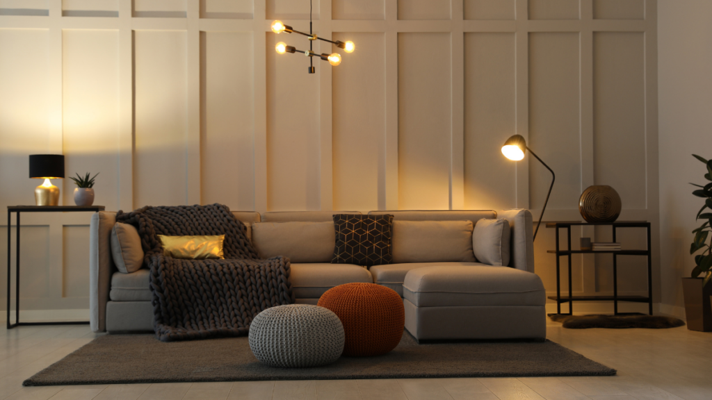 Przytulny salon w mieszkaniu na wynajem z narożnikiem i lampami