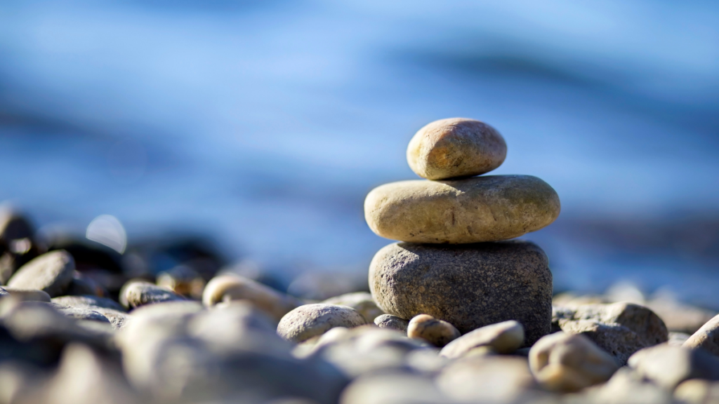 Kamienie ułożone w równowadze symbolizujące spokój i naturalny przepływ energii