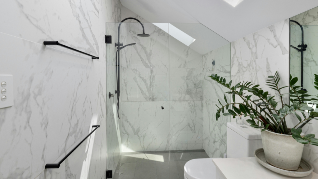 Nowoczesna łazienka na poddaszu z prysznicem