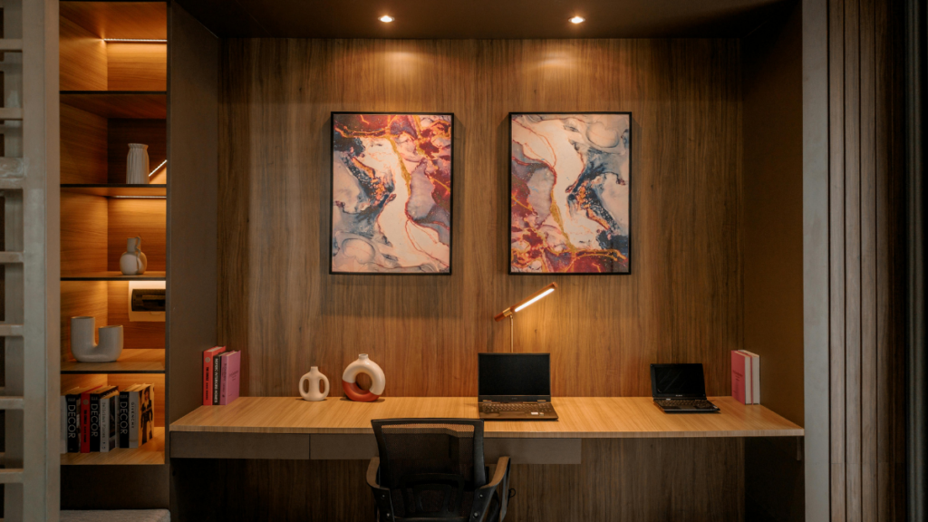 Gabinet z drewnianą zabudową i symetryczną aranżacją inspirowaną styl art déco