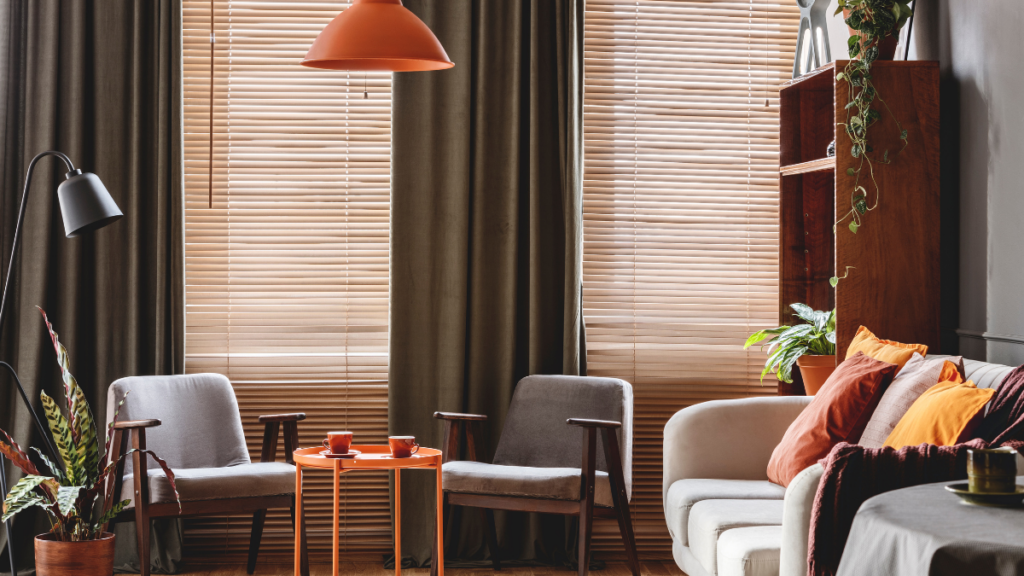 Przytulny salon w stylu vintage z drewnianymi fotelami