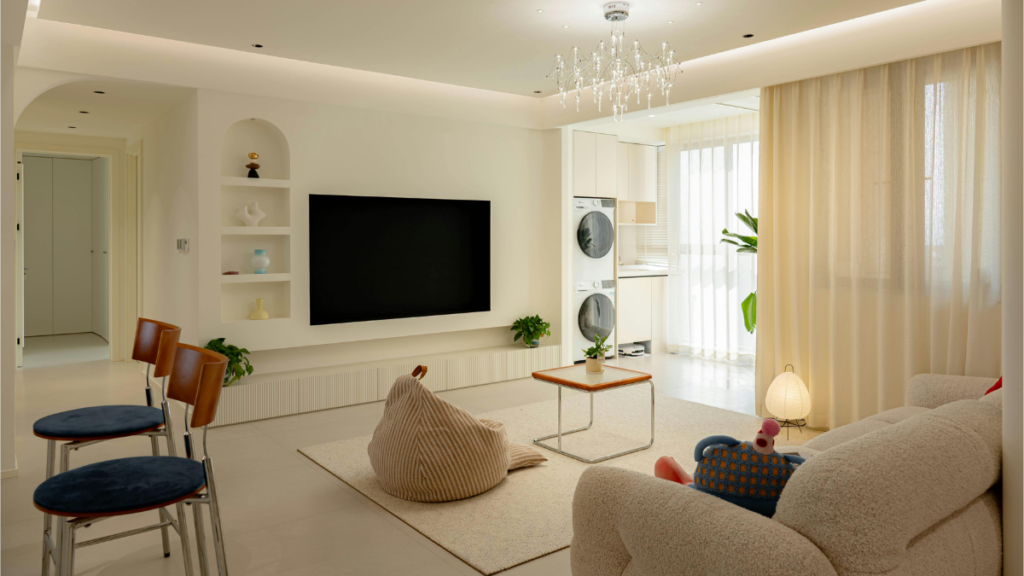 Jasny salon w stylu vintage z kremową sofą i kryształowym żyrandolem