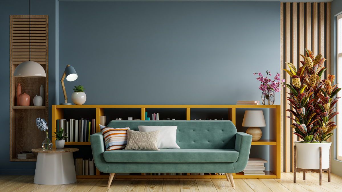 Salon w stylu vintage z zieloną sofą na drewnianych nóżkach i niskim regałem