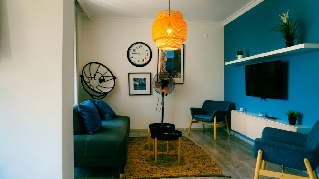 Salon z akcentem w kolorze petrol z nowoczesnymi meblami