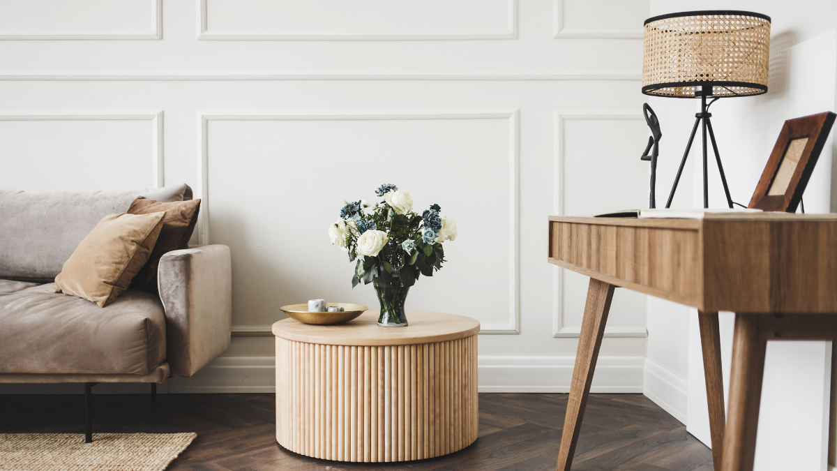 Salon w stylu modern classic z jasną ścianą i drewnianymi meblami