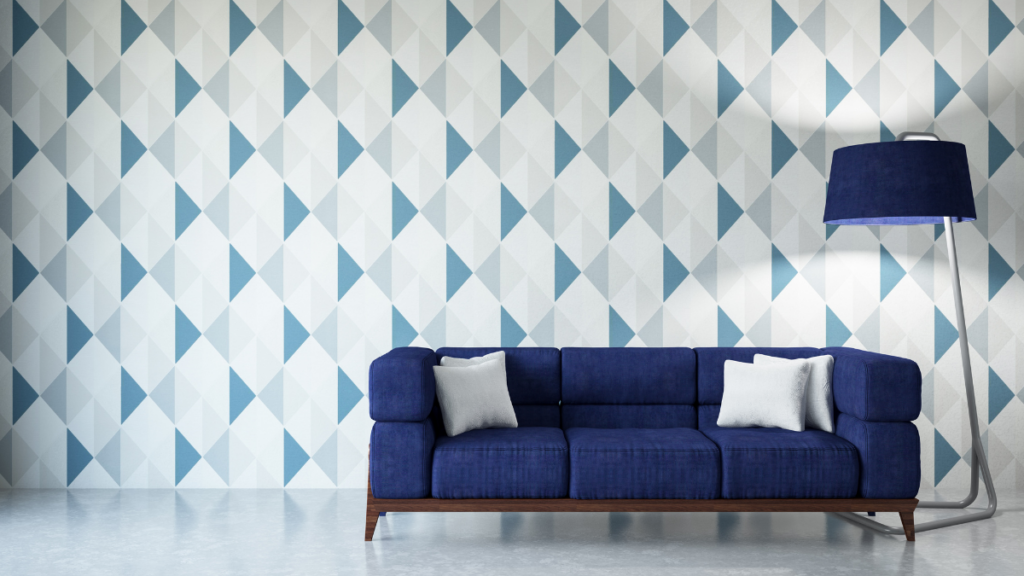 Salon w stylu Bauhaus z granatową sofą, geometryczną tapetą i prostą lampą
